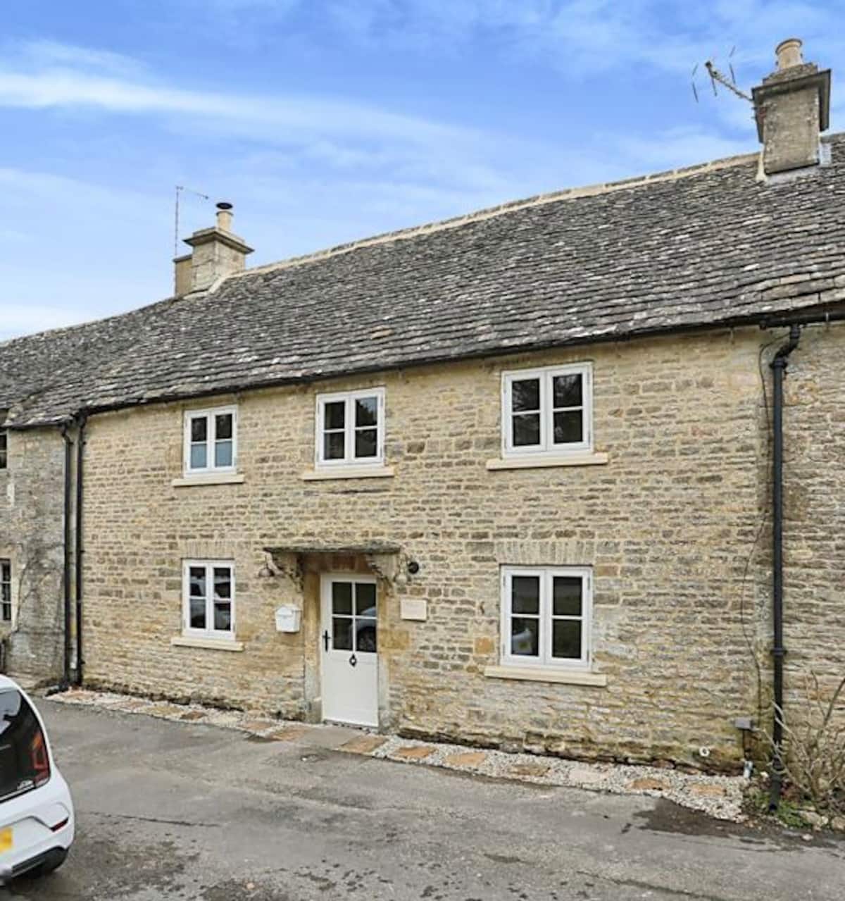 Cotswold stone exterior of Raggs Cottage